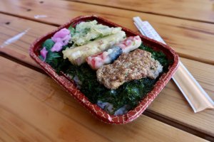 Ikemura Shoten’s top lunch item—isonori bento
