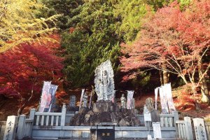 The grounds of Hashikura Temple during autumn