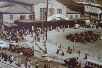 <p>บริเวณสถานีรถไฟ ซะกุระจิ-ยะ ในปี 1904 คุณสามารถดูภาพได้จากบนผนังในสถานีรถไฟ ซะกุระจิ-ยะ และสัมผัสบรรยากาศของวันก่อน</p>