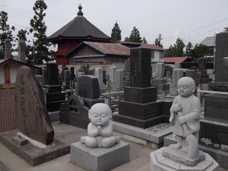 <p>The graveyards are home to a wide, wide variety of statues</p>