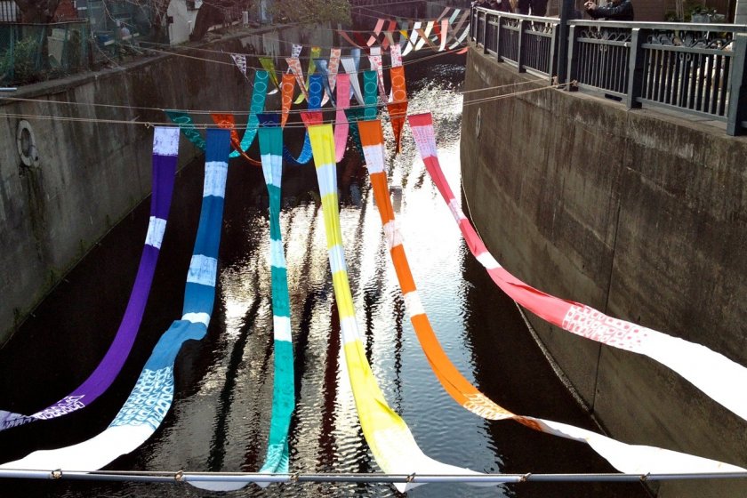 Dải cầu vồng kimono nhìn từ một cây cầu bắc qua sông Miyosoji