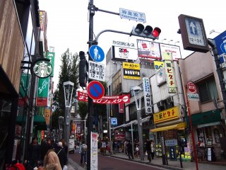 ถนนสายหลักที่คึกคักของคะกะระสะกะ เรียงรายไปด้วยร้านอาหารฝรั่งเศส ซูชิบาร์ และร้านราเม็ง