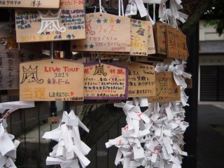 ที่วัด Zenkokuji Temple มันน่าประหลาดใจที่ได้เห็นคำอธิษฐานมากมายจากแฟนๆ ของ Arashi (วงดนตรีป็อปที่มีชื่อเสียง)