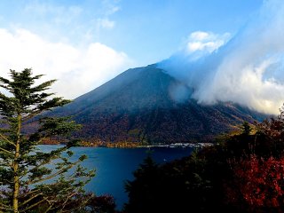 Le mont Nantai vient d&#39;appara&icirc;tre de derri&egrave;re les nuages
