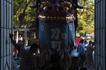 "히키야마" 유지 작업 중인 몇몇 사람들. 축제를 위해 모든 것이 완벽해야한다.