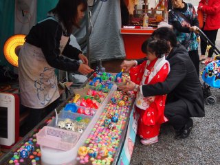 Gian hàng bán kẹo bông, bánh crepes và mặt nạ hoạt hình cũng như các gian hàng trò chơi được dựng lên bên ngoài lối vào.