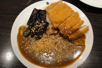 Chicken Cutlet Curry, 300g, Level 3 (¥680), with add-on of Eggplant (¥150) & topping of Garlic Bits (¥50)