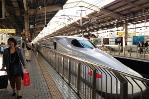 El tren bala Shinkansen en la estaci&oacute;n de Kyoto