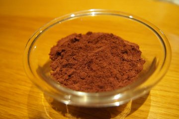The exfoliating scrub was made from scrub was made from the seeds and null of grapes from RISONARE Yatsugatake's partner winery, Domaine Mie Ikeno.