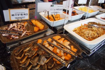 อาหารเช้าแบบญี่ปุ่นและแบบนานาชาติมีให้บริการที่ร้านเอ็ดนิส