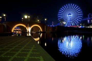 The White Ferris Wheel: It transforms into a Wheel of Light at night.