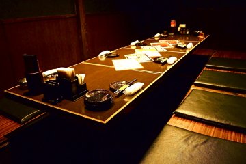 At the basement of Hotel Pearl City Sapporo is the izakaya Tori Yo Sakana Yo. Finger food and beer can be enjoyed in private Japanese-style rooms.