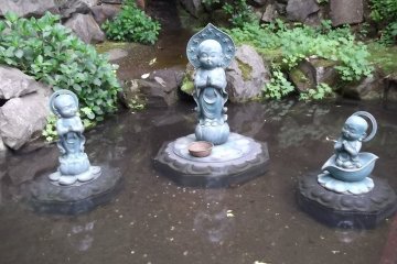 <p>You can toss coins towards the statues here</p>