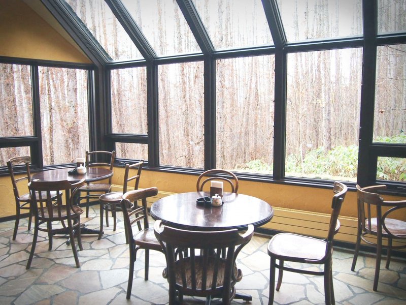 이 커다란 창문들을 통해서 계절마다 변하는 숲의 풍경을 커피나 차 한잔과 함께 바라볼 수 있어요.