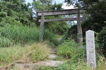Как и более 200 исторических рюкюанских мест на Окинаве, на руинах замка Иха множество полуразрушенных стен, указывающих на то, что когда-то это было важное место 