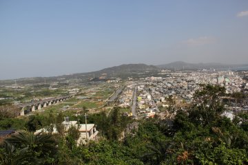 Здесь видна самая узкая часть Окинавы. Район Исикава в городе Урума и залив Кимбу находятся справа, а слева- деревня Онна