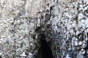 観音洞と呼ばれる洞窟。自然の浸食でできた。この洞から出土した土器などは東京の国立博物館に展示してある