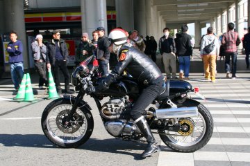 <p>Cafe racer style. The streets outside were as good as the show itself.</p>