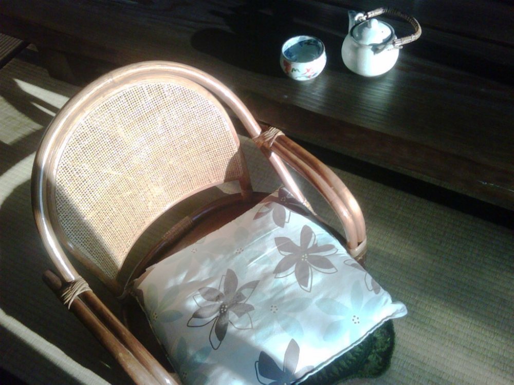 御船でお気に入りの籐椅子に座りお茶を飲んでくつろぐ