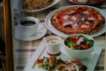 The lunch menu is highly recommended. The main dish is pasta or pizza (I recommend hot pizza just taken out of the stone oven), and when you order a lunch set with antipasto and dessert that includes several choices of cakes and ice creams, I bet you’ll b