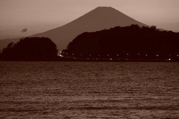 Почему это лучшее место для съемки Фудзи? Потому что на переднем плане будет также виден остров Эносима с парусниками и виндсерферами, которые разбавят ваши снимки местным колоритом. 