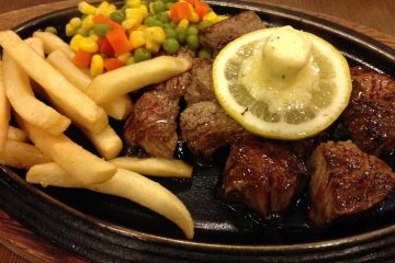 <p>The Big Heart 200 gram cubed tenderloin steak&nbsp;is served with mixed vegetables, steak fries, rice or bread, soup and salad for 1,480 yen</p>