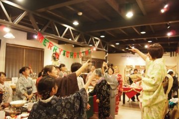 <p>Kimono Christmas party, complete with&nbsp;janken tournament</p>