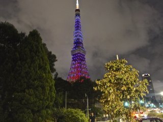 Di balik Tokyo Tower dengan lampu non-oranye yang menyala
