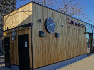 隅田公園オープンカフェに開店したタリーズコーヒーの近代的な箱型店舗