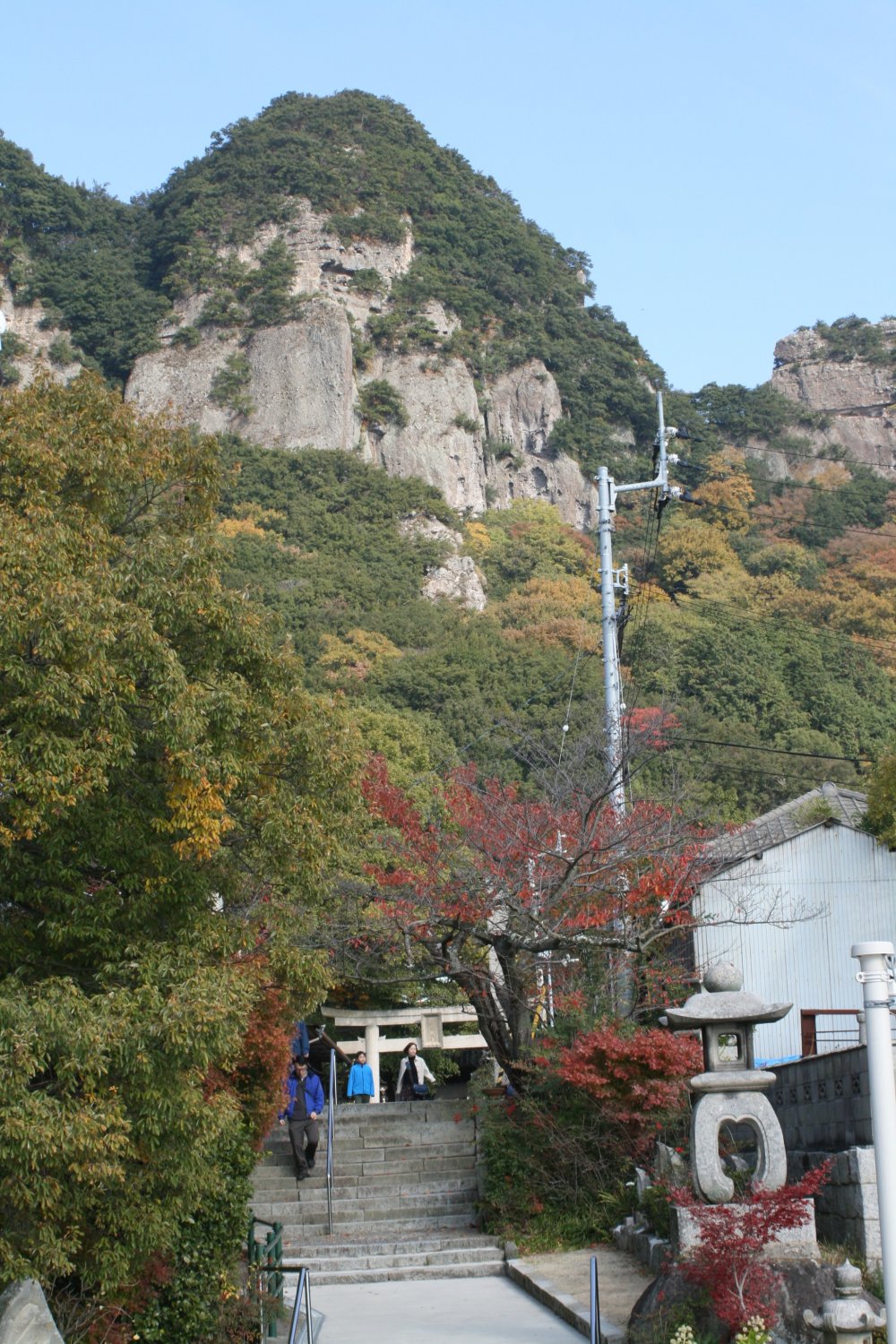 Ближайшая парковка находится в 30 минутах вниз по склону, но не необходимости идти к вершине горы, чтобы добраться до храма. К вершине есть и другие пути.