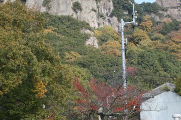 Ближайшая парковка находится в 30 минутах вниз по склону, но не необходимости идти к вершине горы, чтобы добраться до храма. К вершине есть и другие пути.
