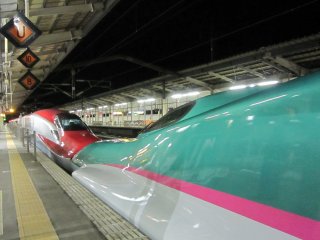 JR福島駅停車中の仙台行き「やまびこ」。赤、緑、ピンクのカラーと流線型フォームが美しい