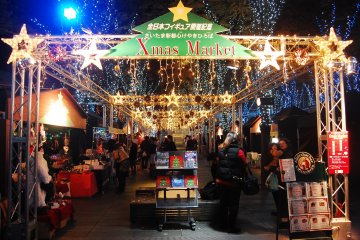 <p>Christmas market that sells Christmas merchandise, snacks&nbsp;and winter drinks</p>