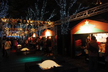 <p>Christmas market that sells Christmas merchandise, snacks and winter drinks</p>