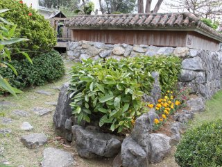 Khu vườn cũng được sử dụng như lối tắt cho những người đến và đi từ các khu khác của cơ sở vui chơi giải trí Okuma
