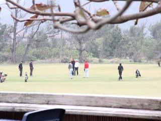Ba lỗ đầu tiên của sân golf thứ ba nằm ngay trước vườn