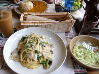 Thực đơn vào ngày mà tôi đến quán mang đặc trưng của món mì ống với rau chân vịt, 'cơm cà ri' và bắp cải cuộn cùng món kabocha( bí ngô ).
