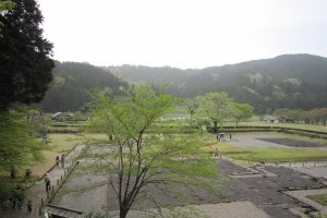 朝倉氏居館跡の上部庭園から居館跡を眺める。のどかな田園風景だ