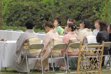 Некоторые дети также одеты в свои праздничные наряды (кимоно)