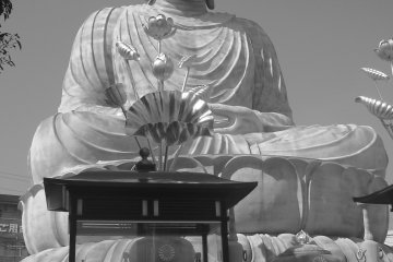 <p>A black and white snap of the Great Buddha</p>