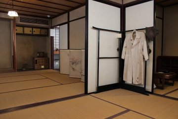 2층에 있는 방. 겐쿠로 착용한 백의가 여기에 걸려 있다