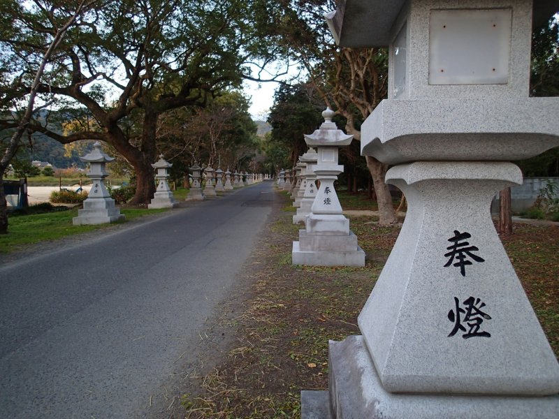 <p>Stone monuments line the kilometer long path from the Maine Gate to the temple</p>