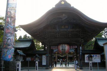 <p>The lantern&nbsp;gate for Takekoma Inari. There are two entrances to the shrine, the east approach will take you through this gate.</p>