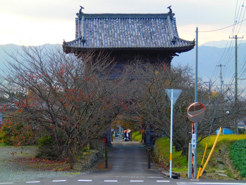 <p>The Temple&#39;s Main Gate is actually 200 meters away, on the road leading to the next temple in the pilgrimage</p>