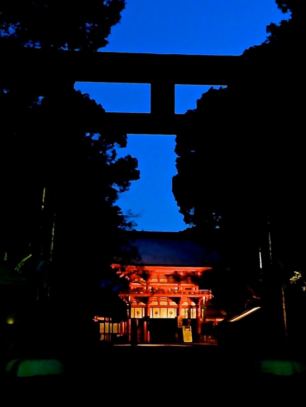 Cánh cổng chính của ngôi đền lúc sáng sớm