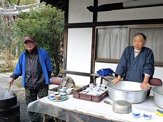 Amazake nóng hổi dành cho du khách (một loại đồ uống ngọt làm từ bã rượu sake)