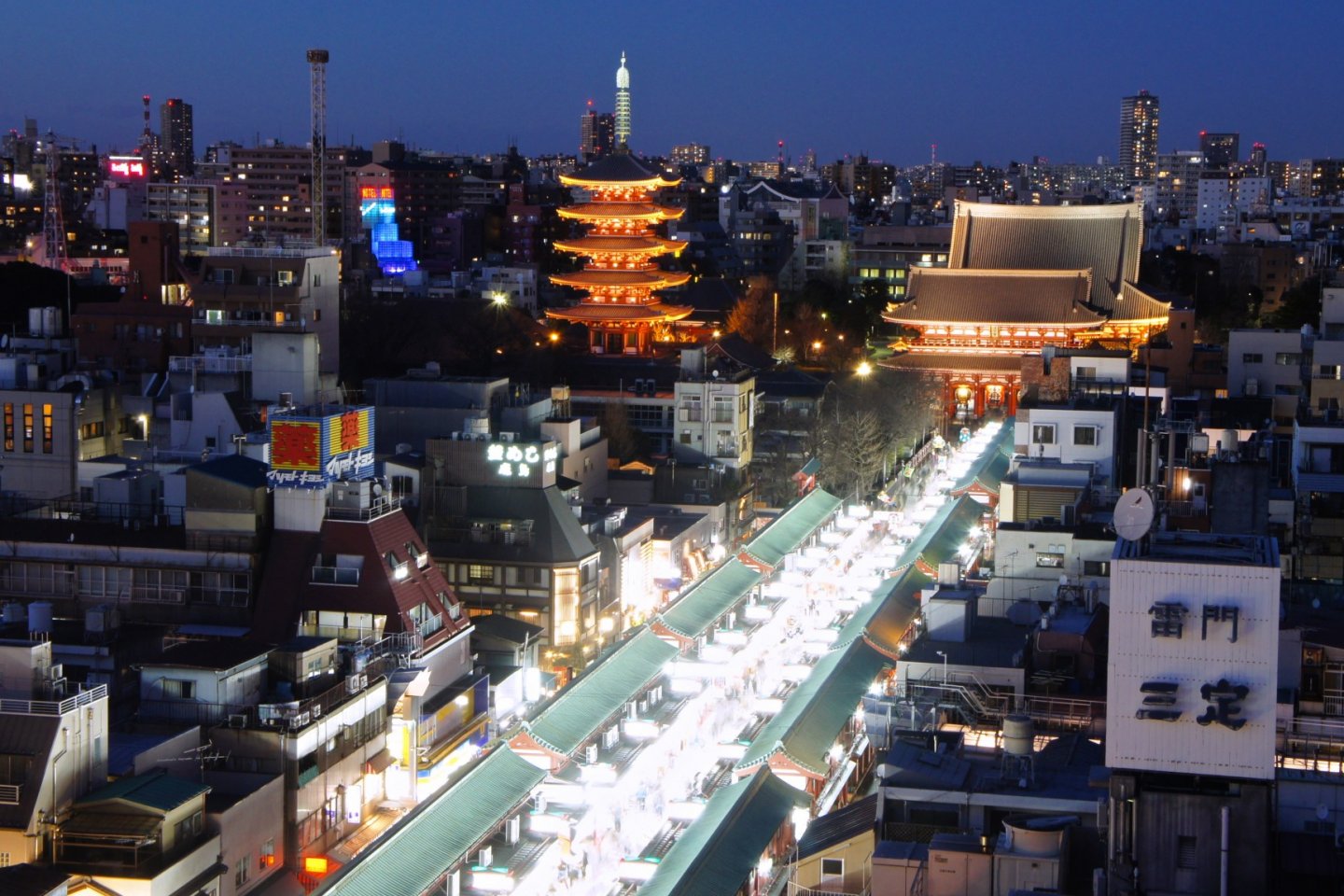 Khung cảnh hoàng hôn của khu vực Asakusa và nơi thắp sáng lung linh Nakamise Dori, con phố mua sắm dẫn đến ngôi đền.