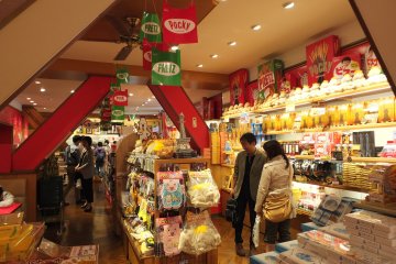 <p>ร้านขายของฝากกูลิโกะ ที่มีแต่ขนมแบบ Limited Edition</p>