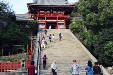 <p>ศาลเจ้า สึรุงะโอกะ ฮะจิมังกุ (Tsurugaoka Hachiman-gū) เป็นศาลเจ้าเก่าแก่ในศาสนาชินโตที่มีชื่อเสียงสุดใน คามาคุระ ซึ่งประกอบไปด้วยพิพิธภัณฑ์สมบัติของชาติคามาคุระ (Kamakura Museum of National Treasures) และ พิพิธภัณฑ์ศิลปะคามาคุระ (The Museum of Modern Art, Kamamura &amp; Hayama) ศาลเจ้าเปิดให้ชม ตั้งแต่เช้าคือ 06.00 จนถึง 20.30 ไม่เสียค่าเข้าชมแต่อย่างใด</p>