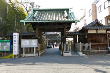 <p>The Middle Gate (or Second Gate) was reconstructed in the late Edo era under the 35th abbot in 1836. The script above the gate is Sengakuji&#39;s mountain name and means &quot;mountain of many pines.&quot;</p>